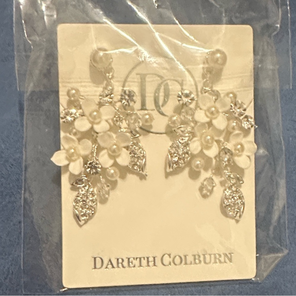 Chic Silver and White Floral Earrings - Picture 4 of 4